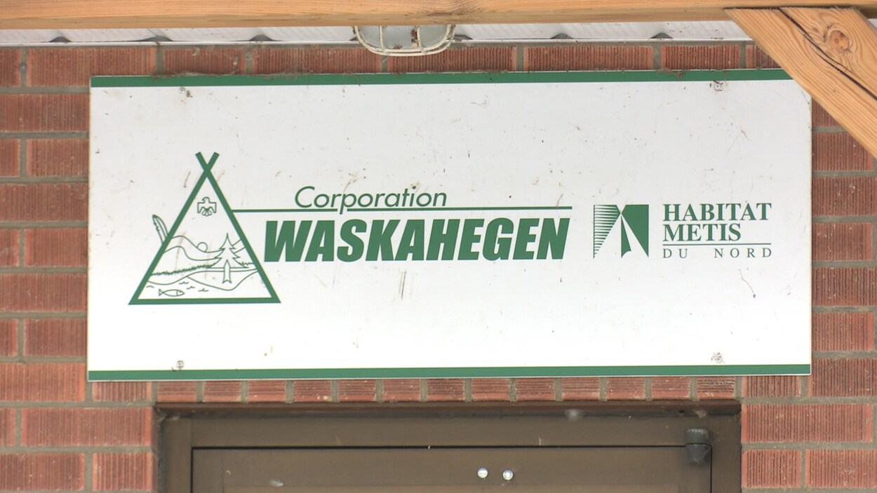 Une affiche de la Corporation Waskahegen.