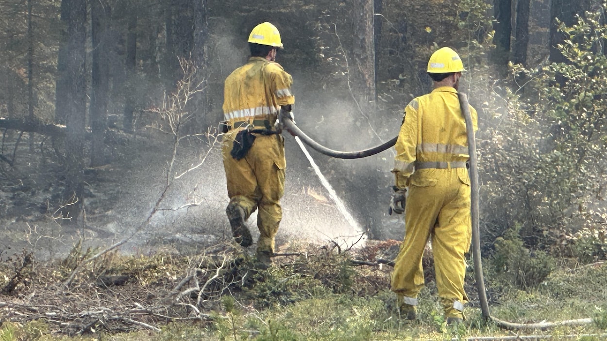 Aux T.N.-O., former des pompiers locaux contre les feux de forêt