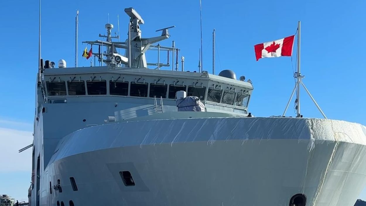 Un navire de guerre de passage dans les eaux de Sept-Îles