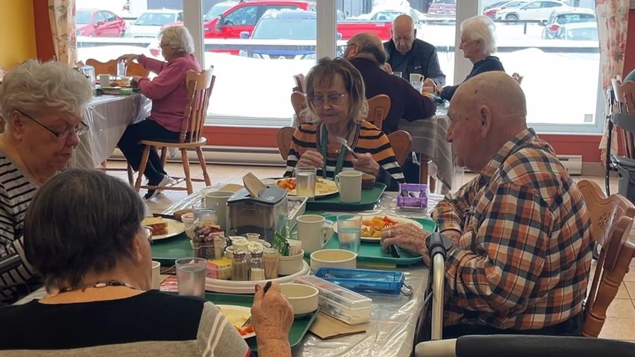 Fin des repas en salle à la résidence pour aînés Vents et Marées