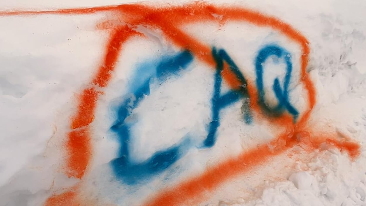 Des graffitis contre l’austérité sur la Côte-Nord