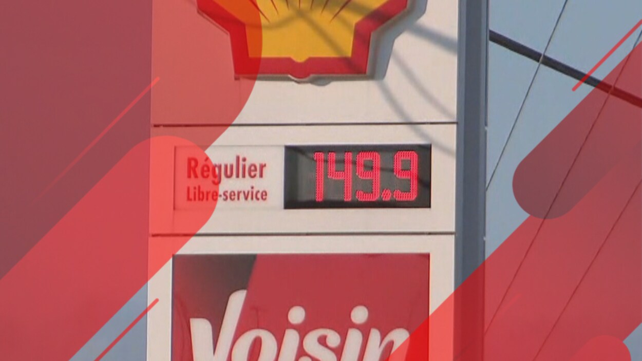 Un panneau indicateur du prix de l'essence à Québec, le 8 octobre 2021