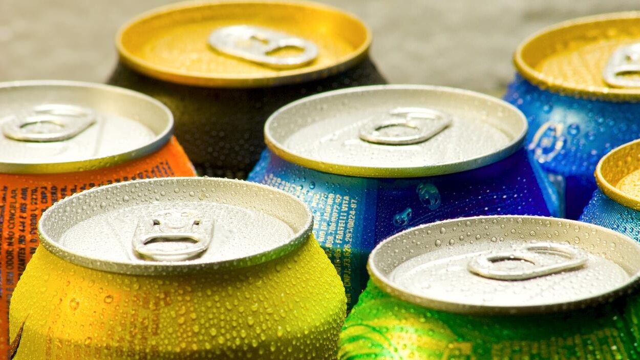 Des canettes vertes, jaunes, bleues et orange.