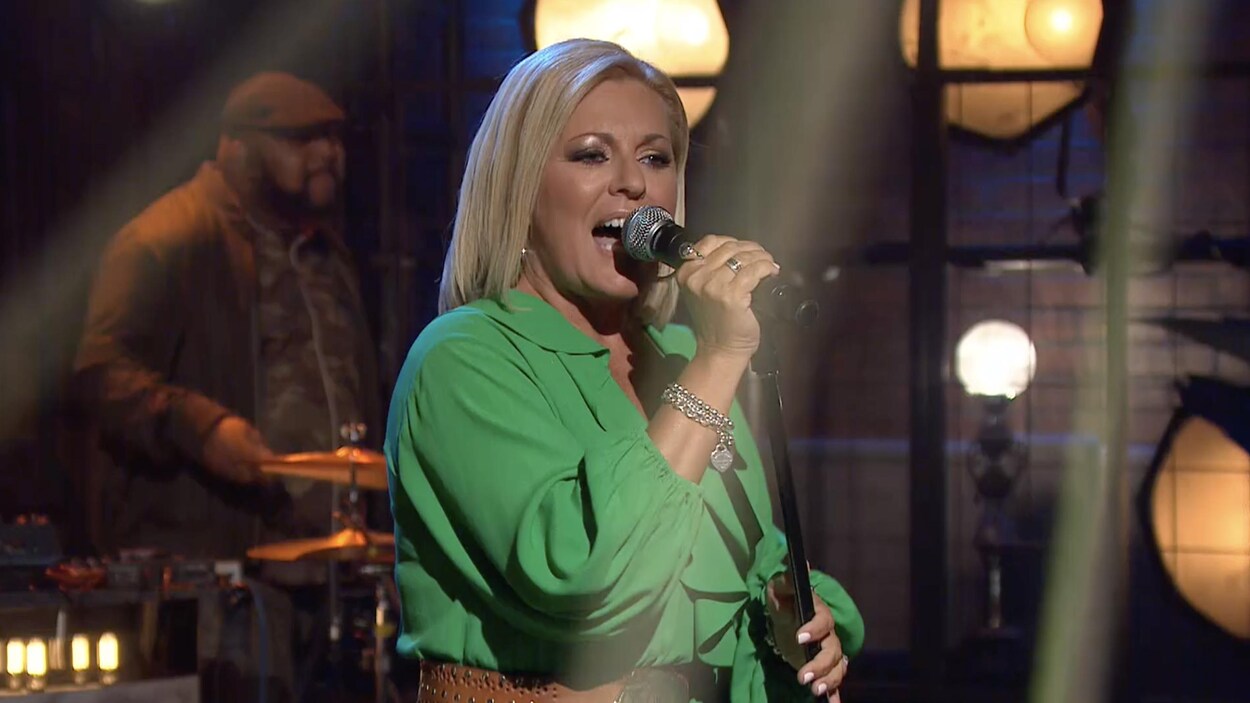 Guylaine Tanguay chante, micro à la main.