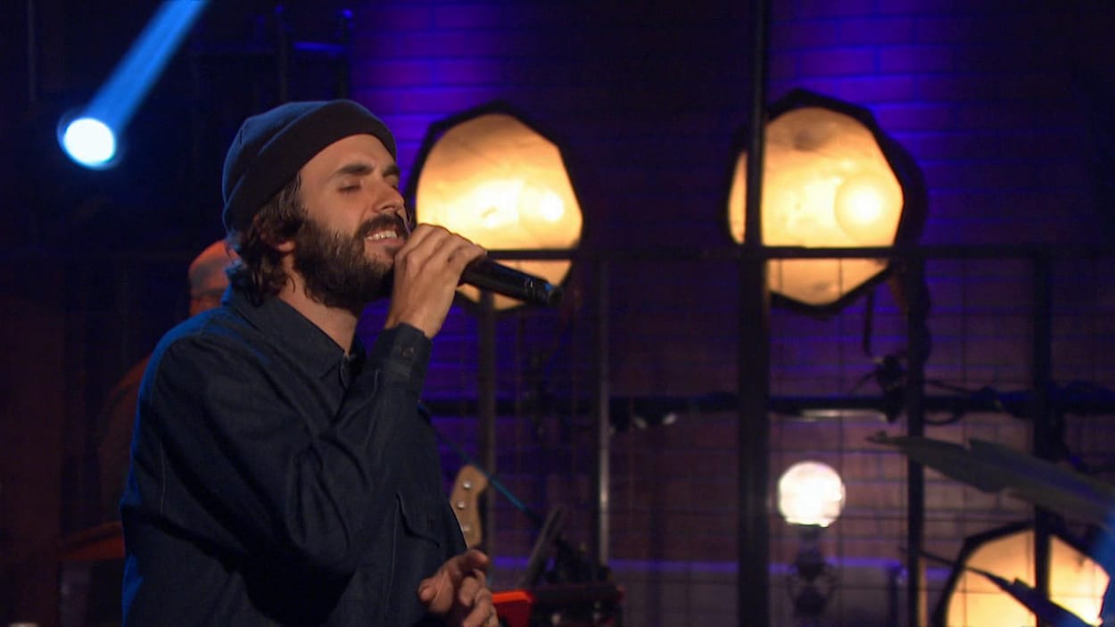 Photo pendant qu'il chante.