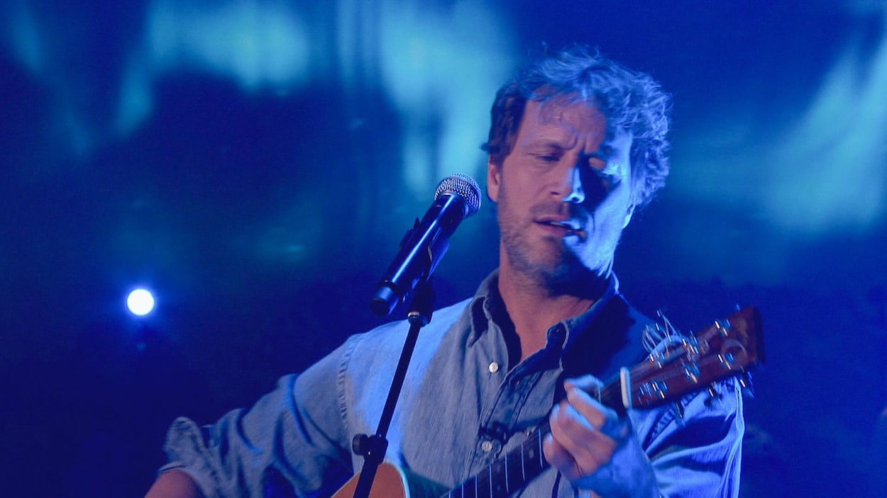 Kevin Parent joue de la guitare.