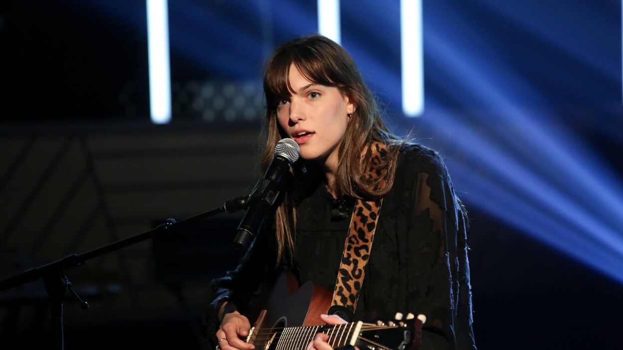 Elle chante et s'accompagne à la guitare Elle chante et s'accompagne à la guitare