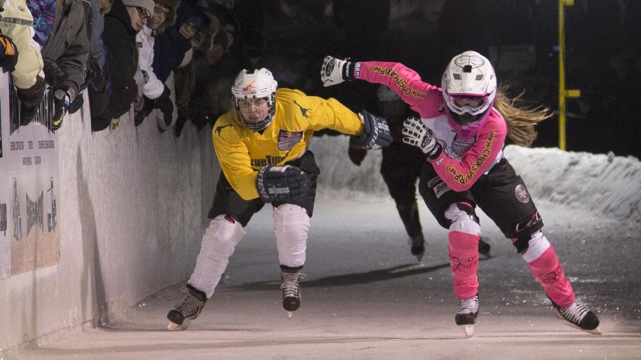 Alexis Jackson des États-Unis et Jaqueline Legere du Canada en compétition dans la finale de la septième étape du championnat d'Ice Cross Downhill ATSX à la Coupe Riders de Bathurst au Nouveau-Brunswick, Canada, le samedi 7 février 2016.