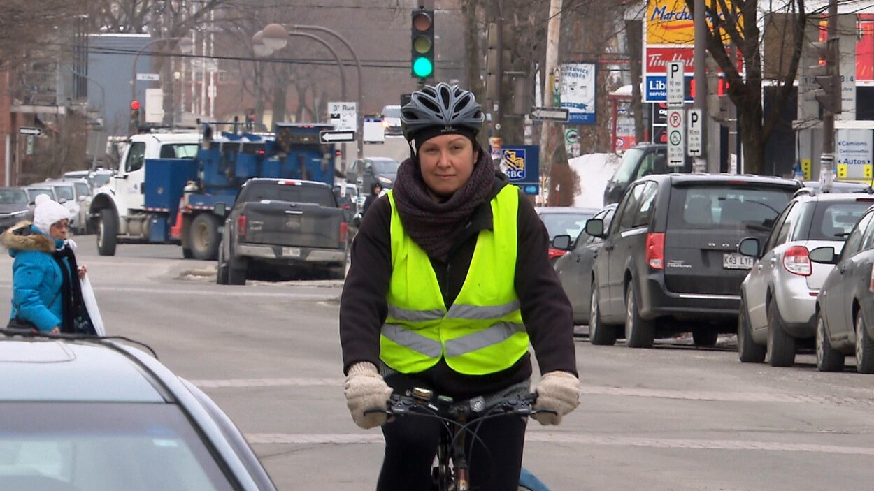Une cycliste sur la 3e Avenue dans le quartier Limoilou. Une cycliste sur la 3e Avenue dans le quartier Limoilou.