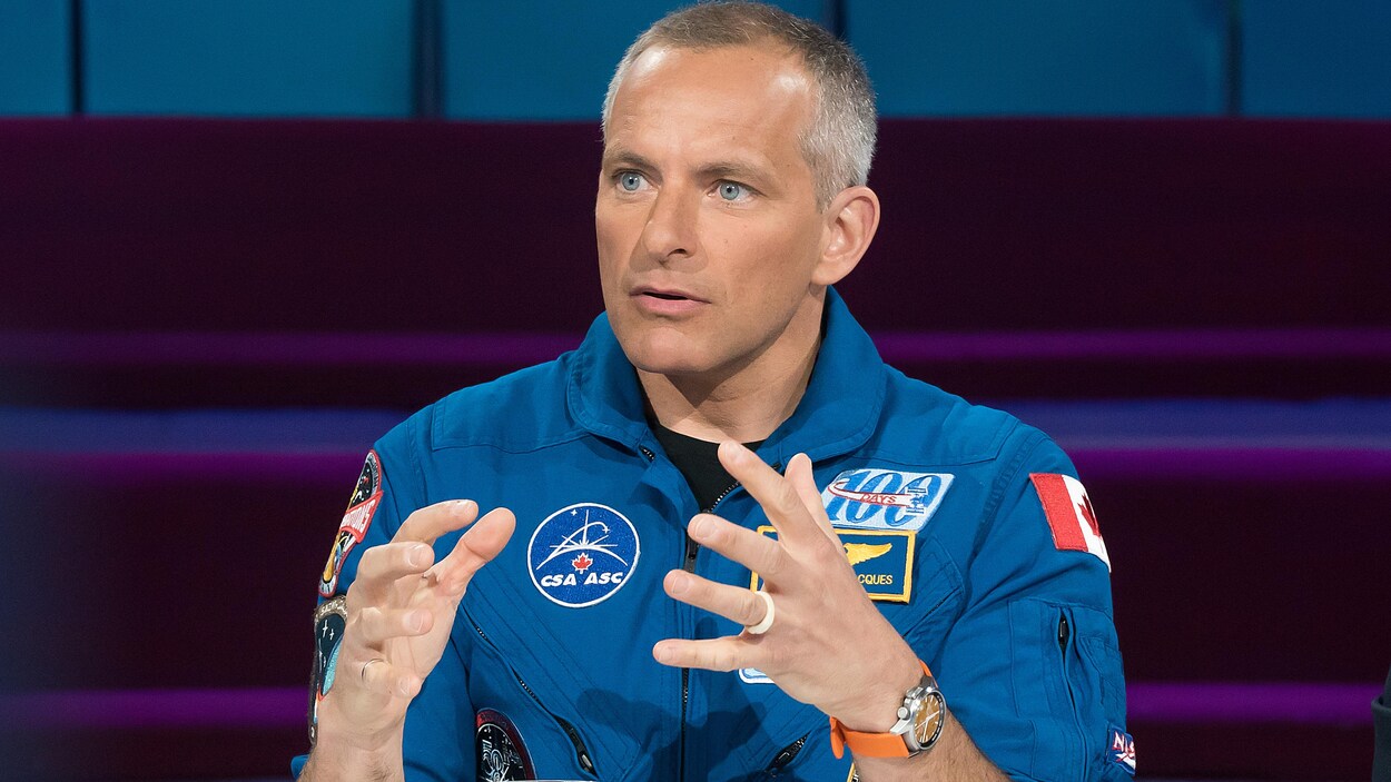 David Saint-Jacques est à la table des invités.