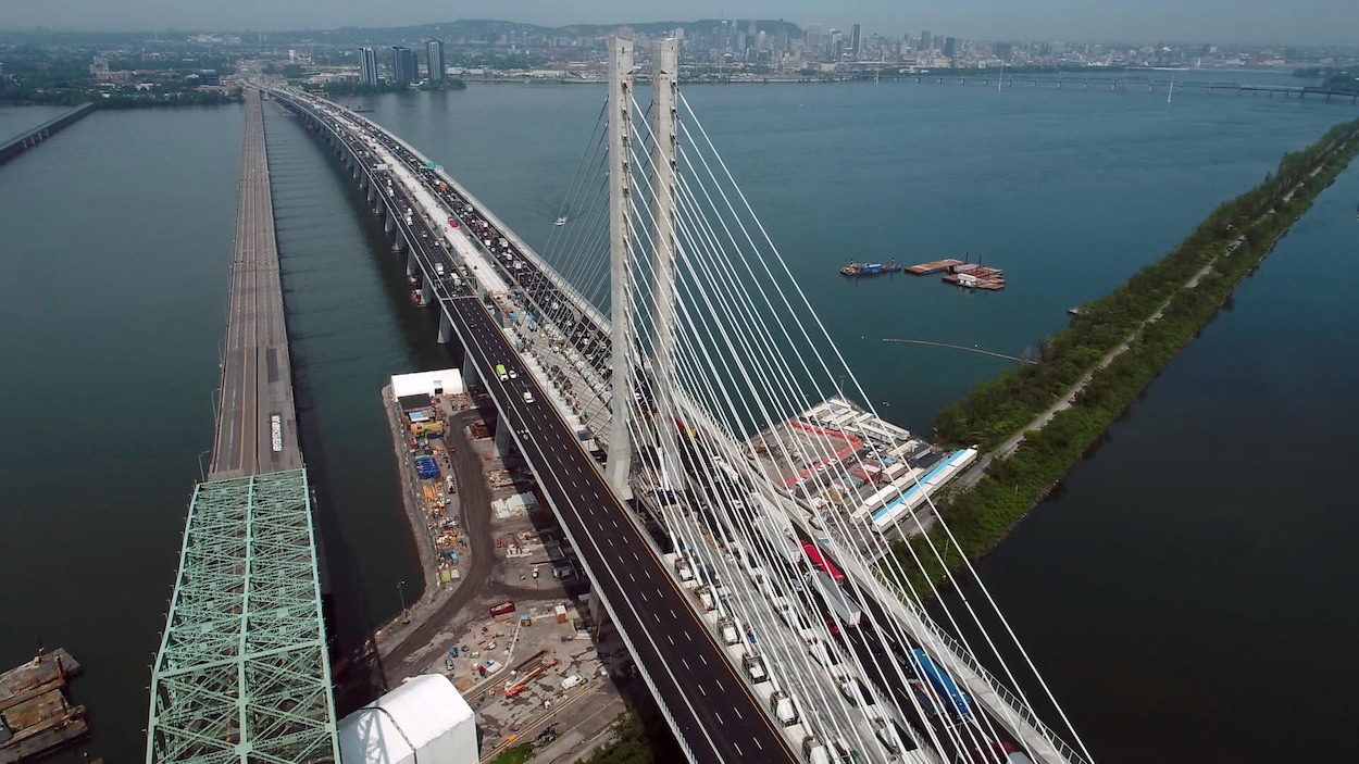 Le pont Samuel-De Champlain et l'ancien pont Champlain.