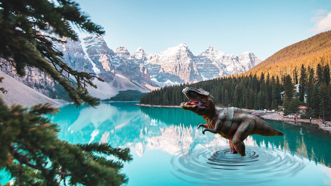 Montage photo d'un dinosaure qui trempe ses pieds dans l'eau dans un lac de Banff.