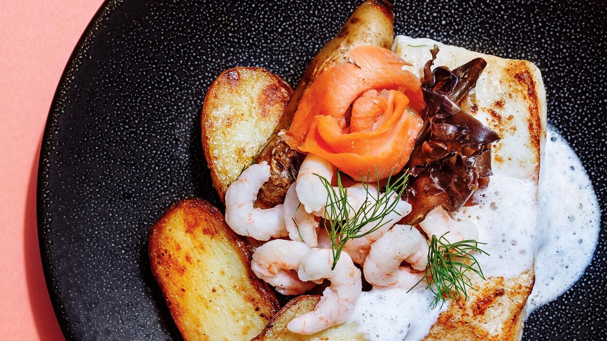 Le poisson est servi avec des pommes de terre. Le poisson est servi avec des pommes de terre.