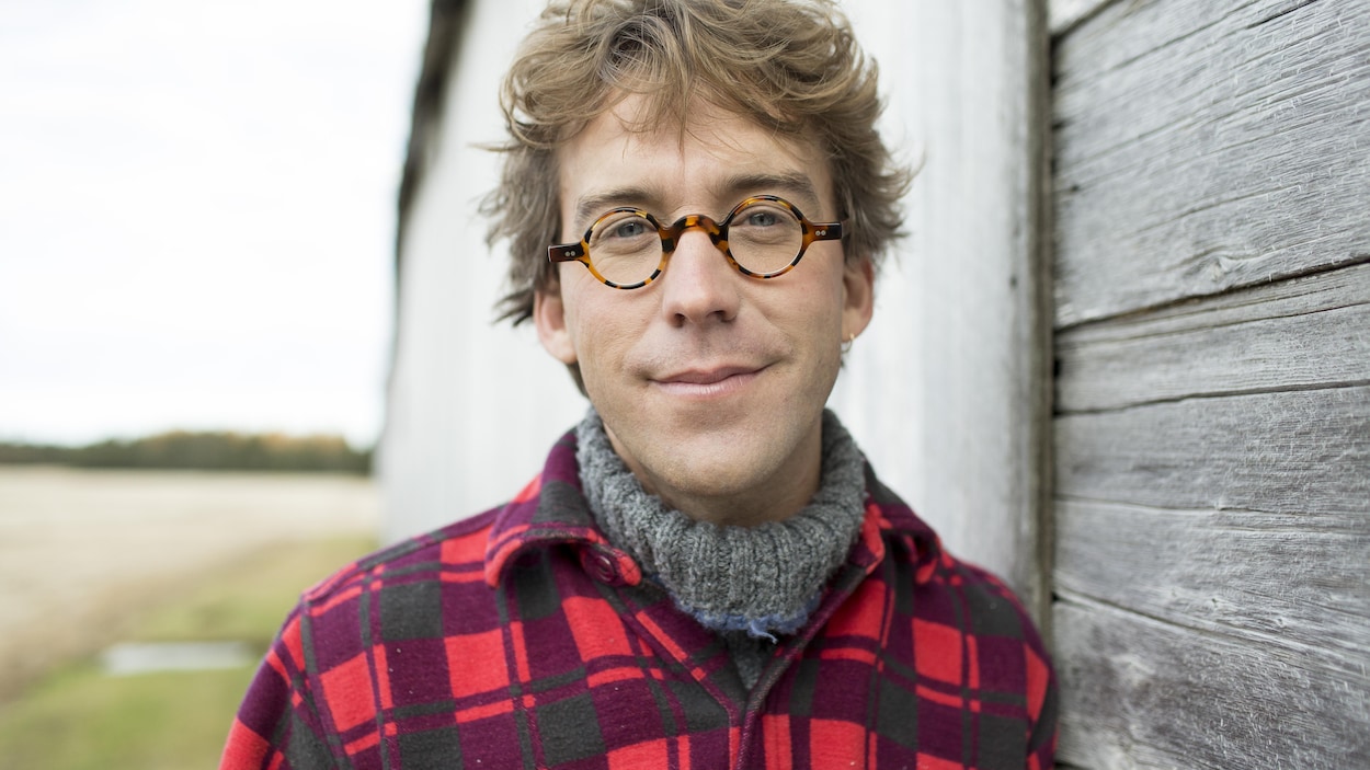 Fred Pellerin porte une chemise à carreaux.