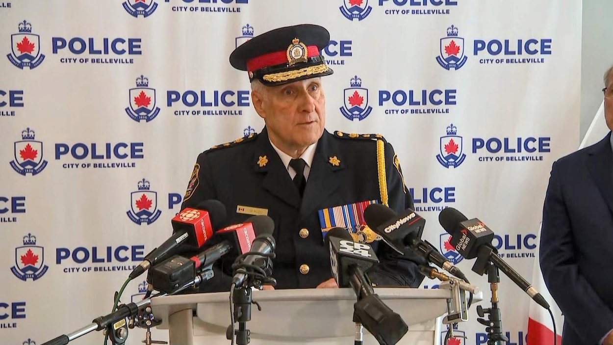 Fusillade devant une synagogue : la police dénonce un crime haineux.