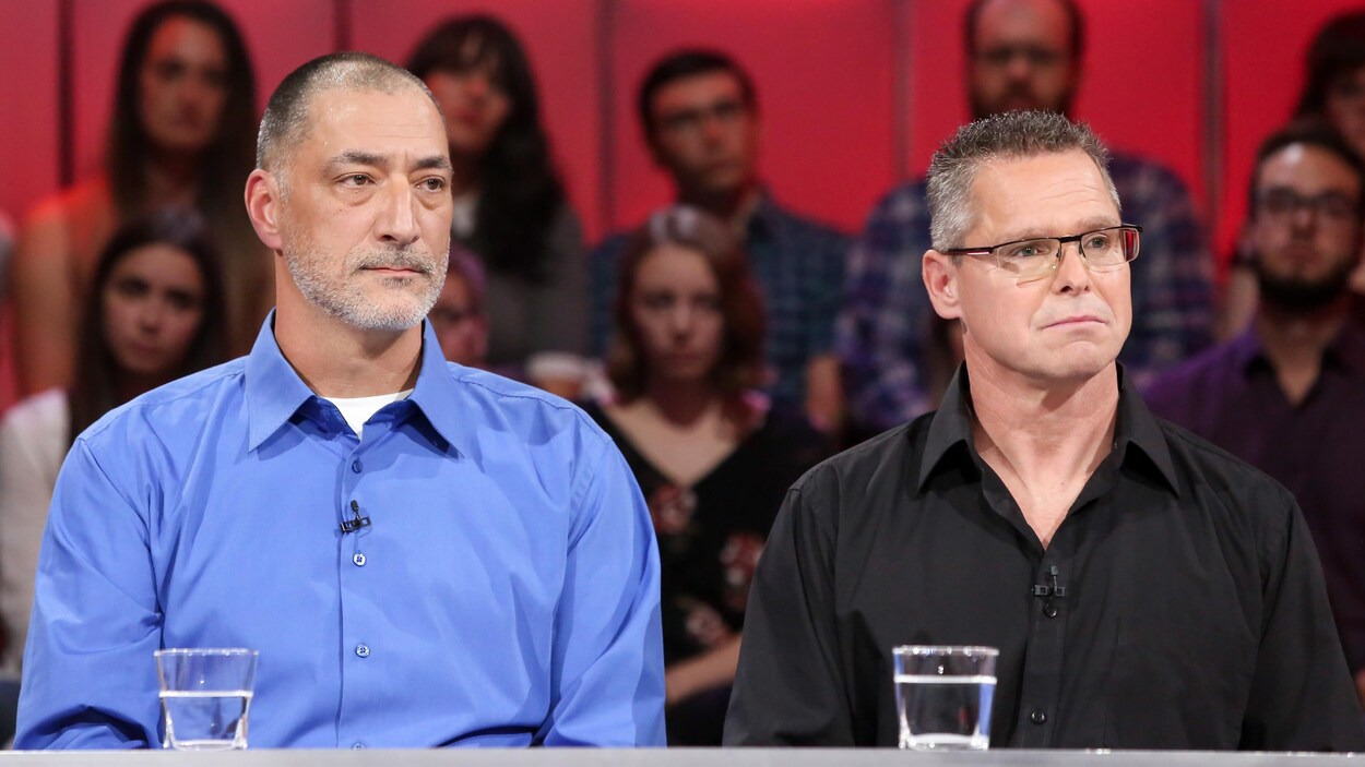 M. Duguay porte une chemise bleue et M. Taillefer une chemise noire.