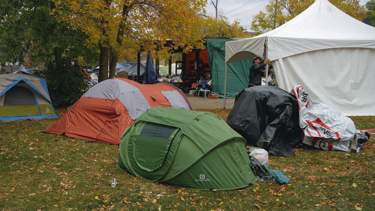 Des tentes dans le deuxième emplacement du Peace Camp dans le quartier d'Old Strathcona, à Edmonton.