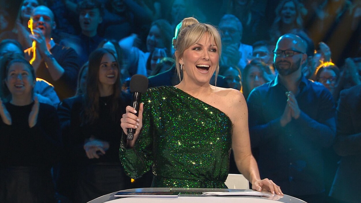 Véronique Cloutier est à sa table d'animatrice avec son micro.