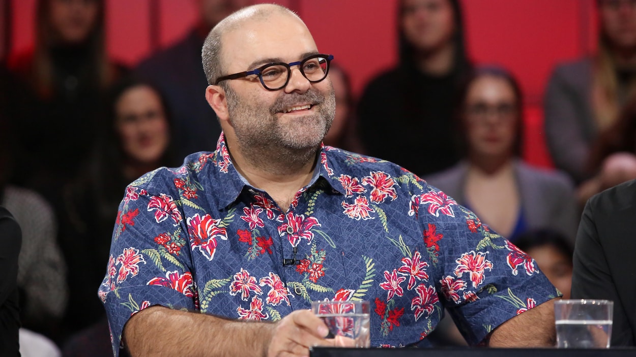 L'humoriste est assis à la table des invités de l'émission Tout le monde en parle.