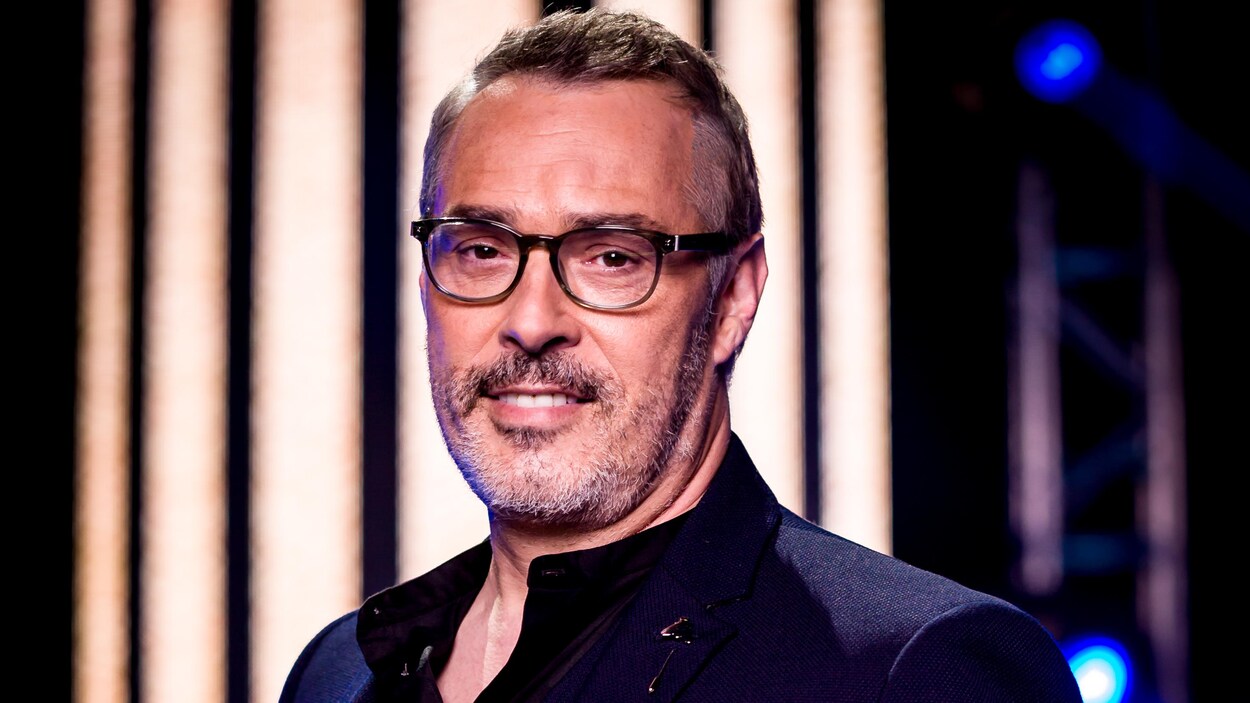 Serge Denoncourt porte des lunettes.