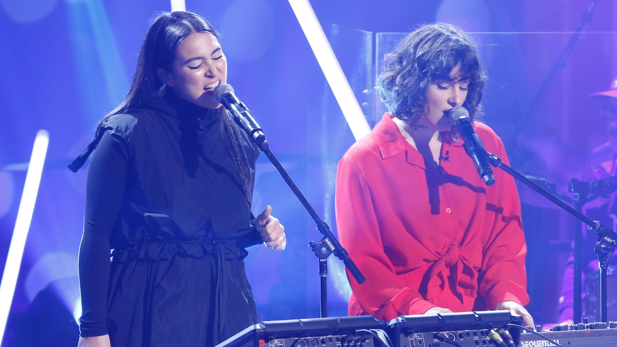 Les deux musiciennes du duo Milk and Bone font une prestation sur le plateau des Échangistes.