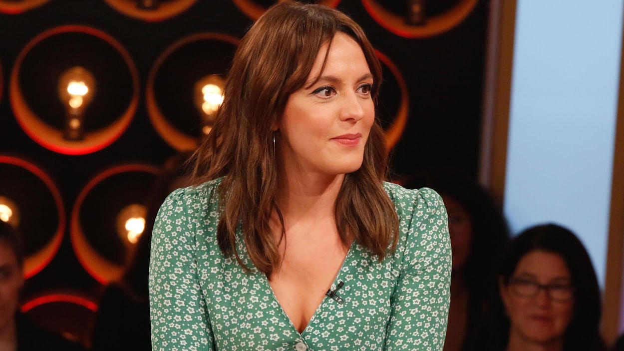 Sur le plateau des Échangistes, Monia Chokri regarde l'animatrice.