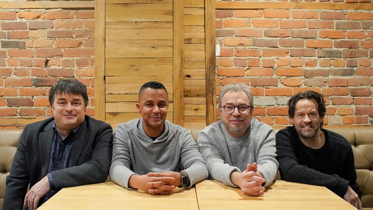Les quatre comédiens sont assis sur la banquette d'un bar.