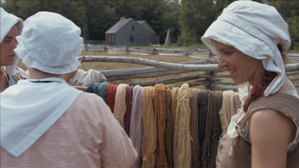 Des femmes en habits d'époque devant un séchoir à laine. Des femmes en habits d'époque devant un séchoir à laine.