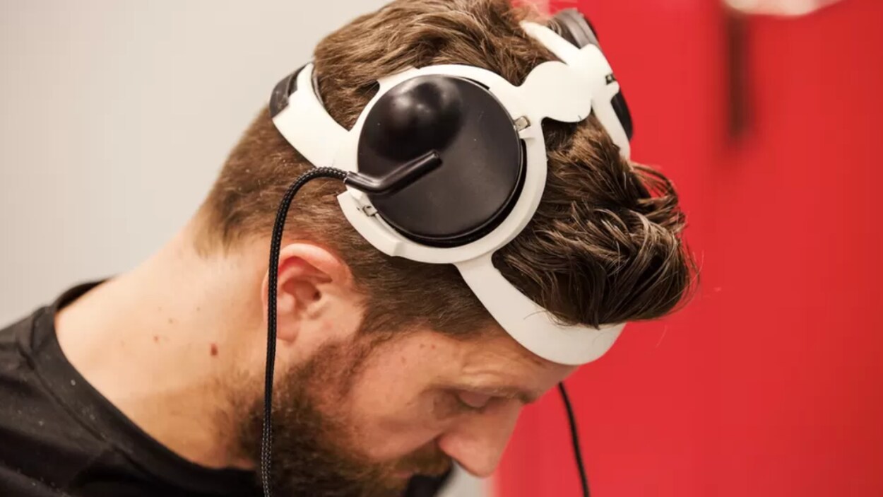Gert-Jan Oskam porte un casque capable de transmettre des signaux au cerveau.