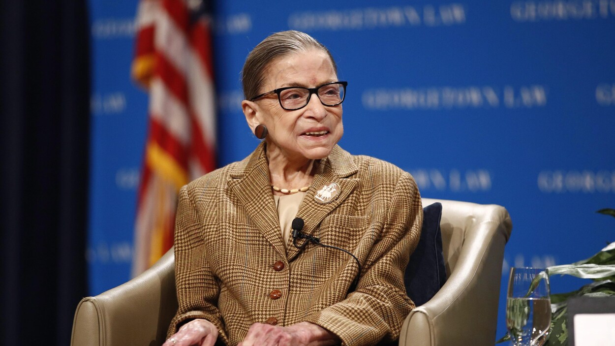 Ruth Bader Ginsburg, assise dans un fauteuil.