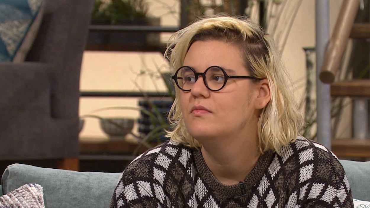 Portrait de la femme sur le plateau d'une émission de télévision.