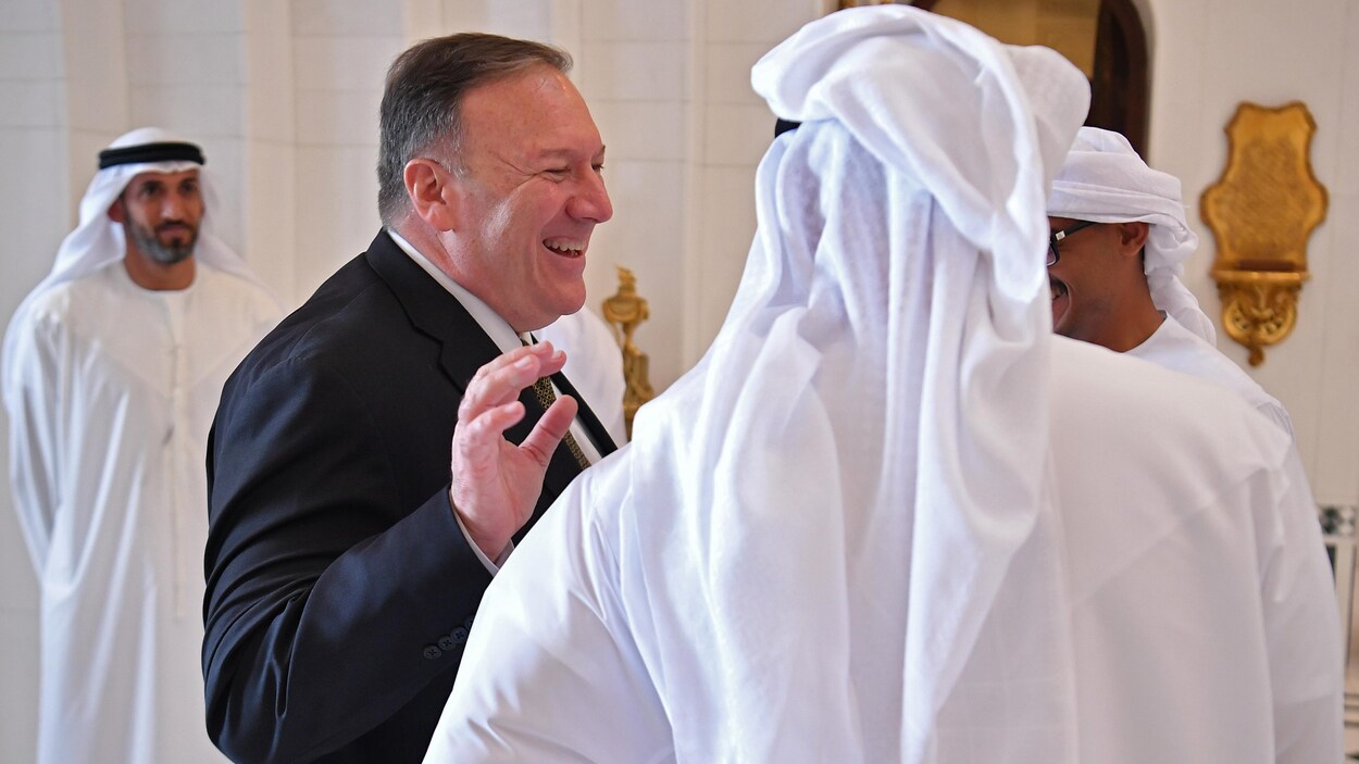 Mike Pompeo discute, tout sourire, avec des dignitaires d'Abou Dhabi.
