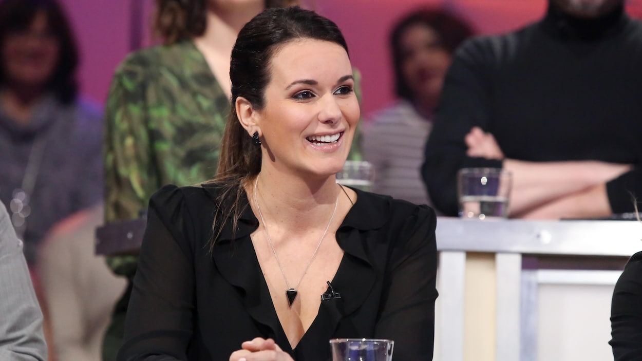 Elle est à la table des invités de l'émission « Tout le monde en parle ».