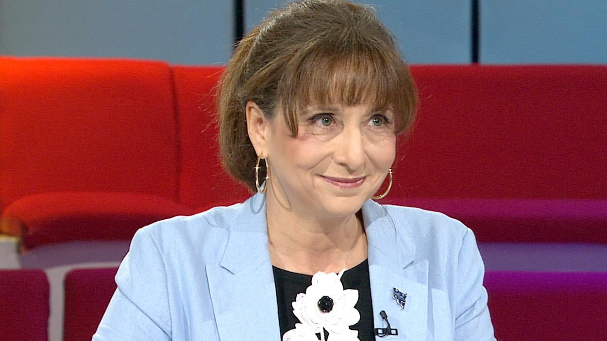 Nathalie Roy sourit et porte une veste bleue.