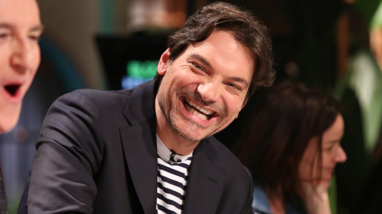 Nicola Ciccone éclate de rire dans le cadre d'une émission de télévision.