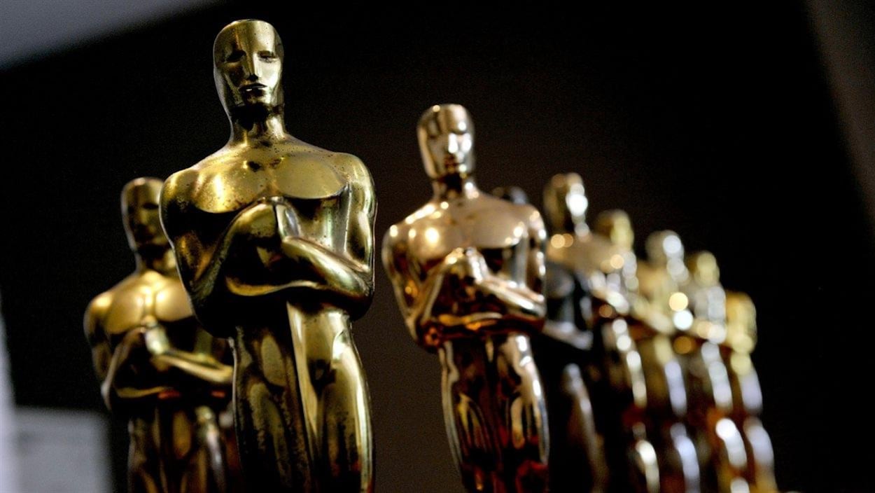 Gros plan sur une série de statuettes dorées.