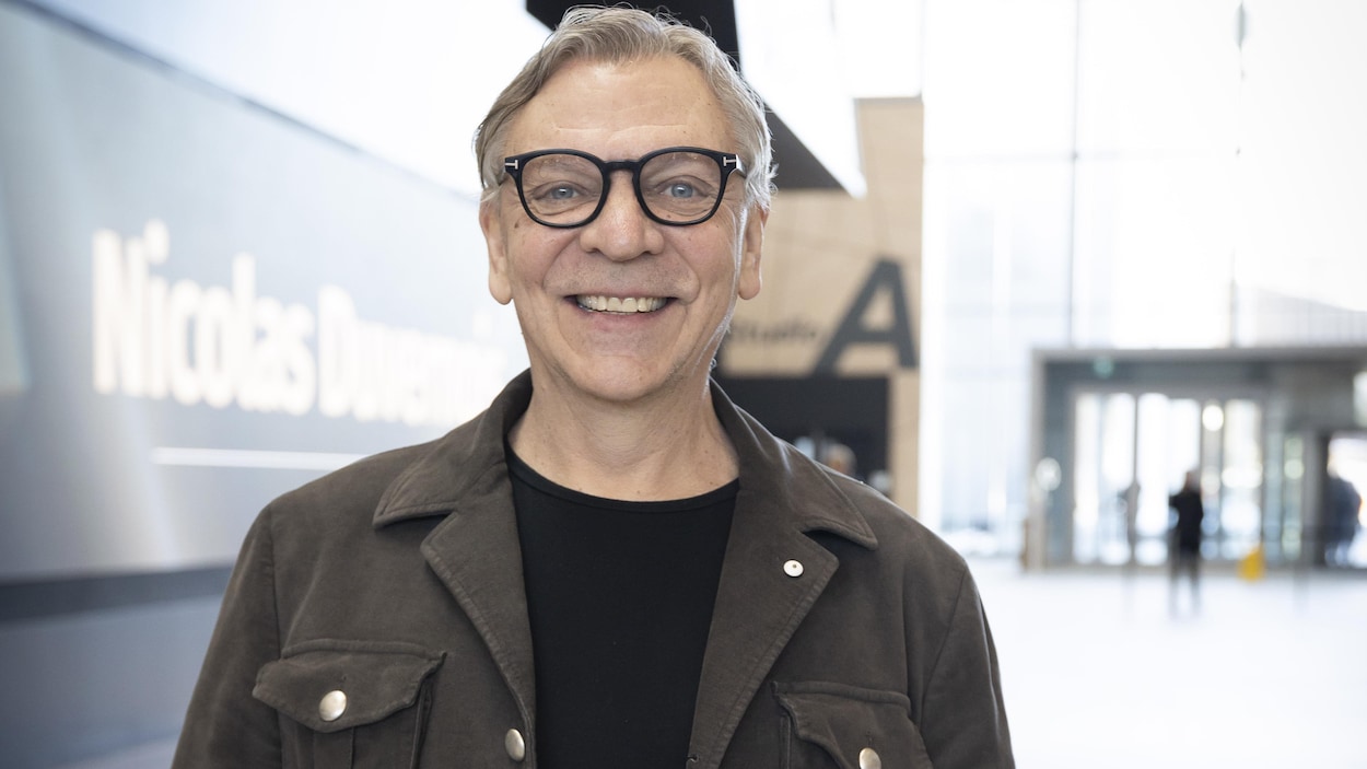 Marc Labrèche dans la peau du chanteur disco Martin Stevens dans Ayer’s Cliff