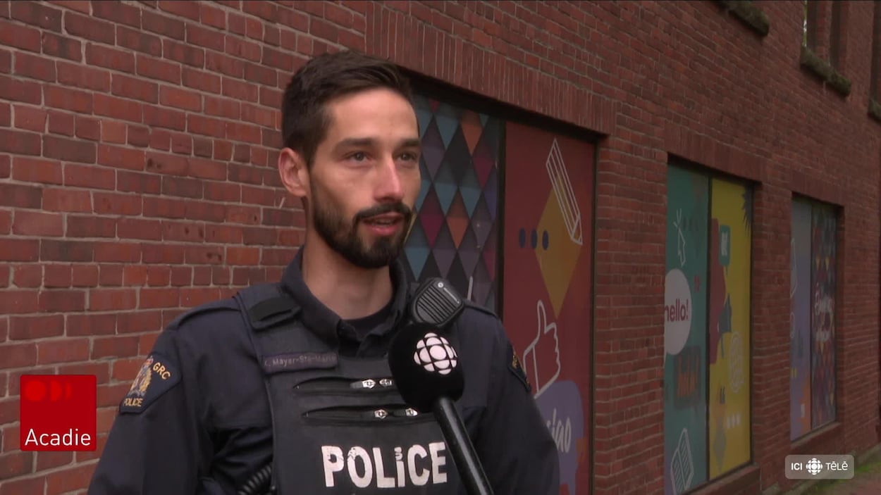 Un policier sort un enfant d'une maison en flammes à Dieppe