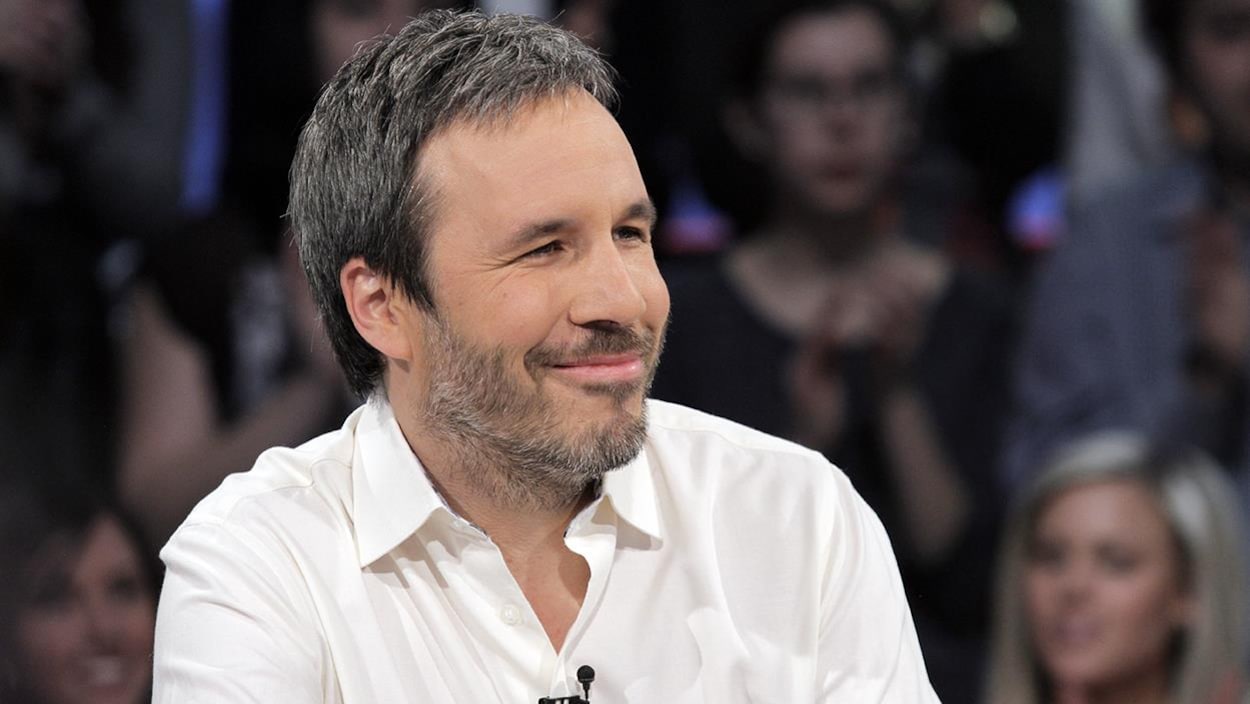 En entrevue, Denis Villeneuve sourit.