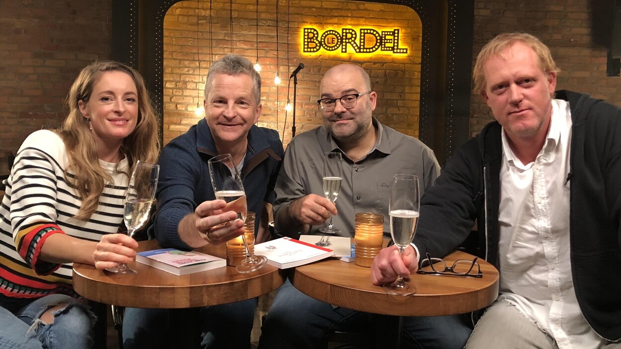 L'animateur et ses invités assis à une table au bar le Bordel L'animateur et ses invités assis à une table au bar le Bordel