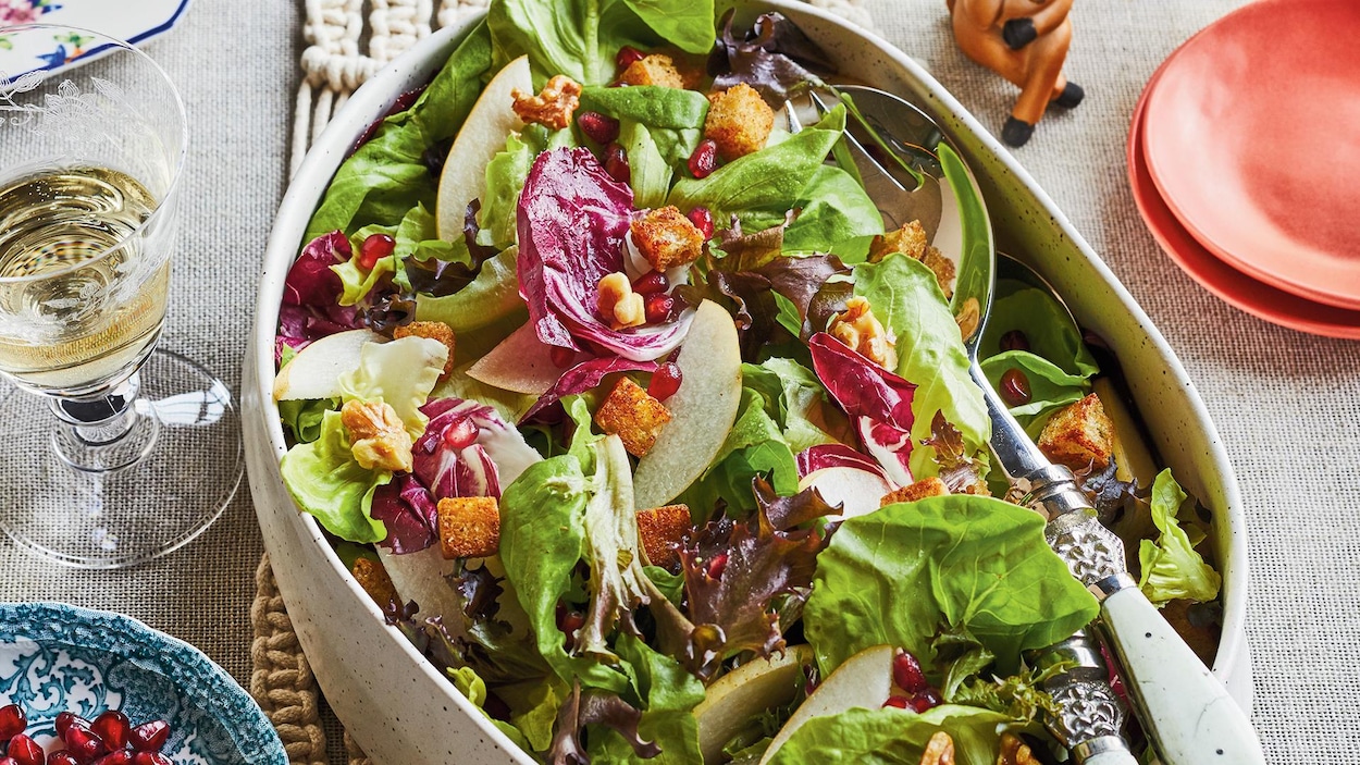 Un grand bol de salade sur une table.