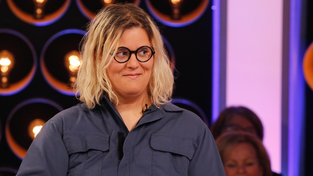 Safia porte une combinaison bleue.