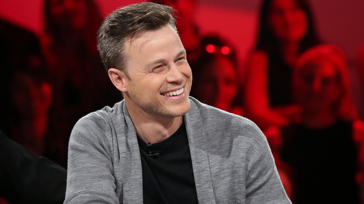 L'homme sourit sur le plateau de «Tout le monde en parle ».