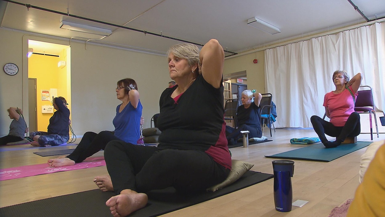 Des aînés de l'Université du 3e âge à une session de yoga.