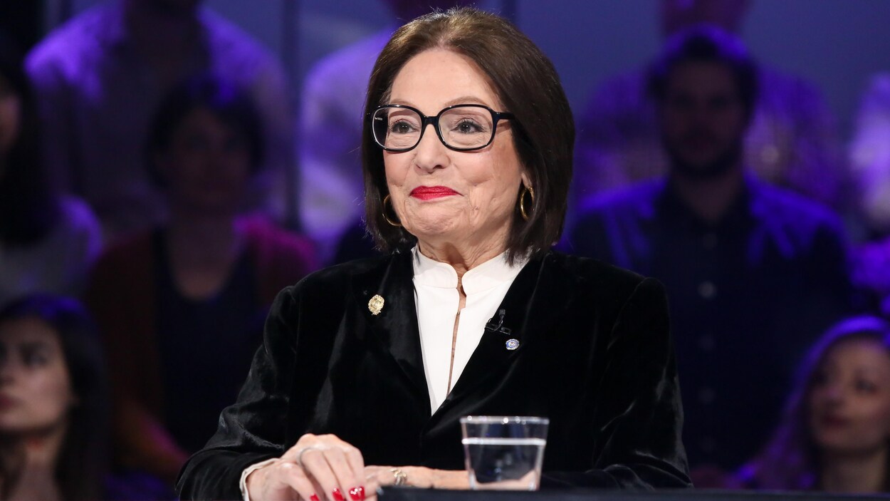 Nana Mouskouri lors d'un passage à « Tout le monde en parle ».
