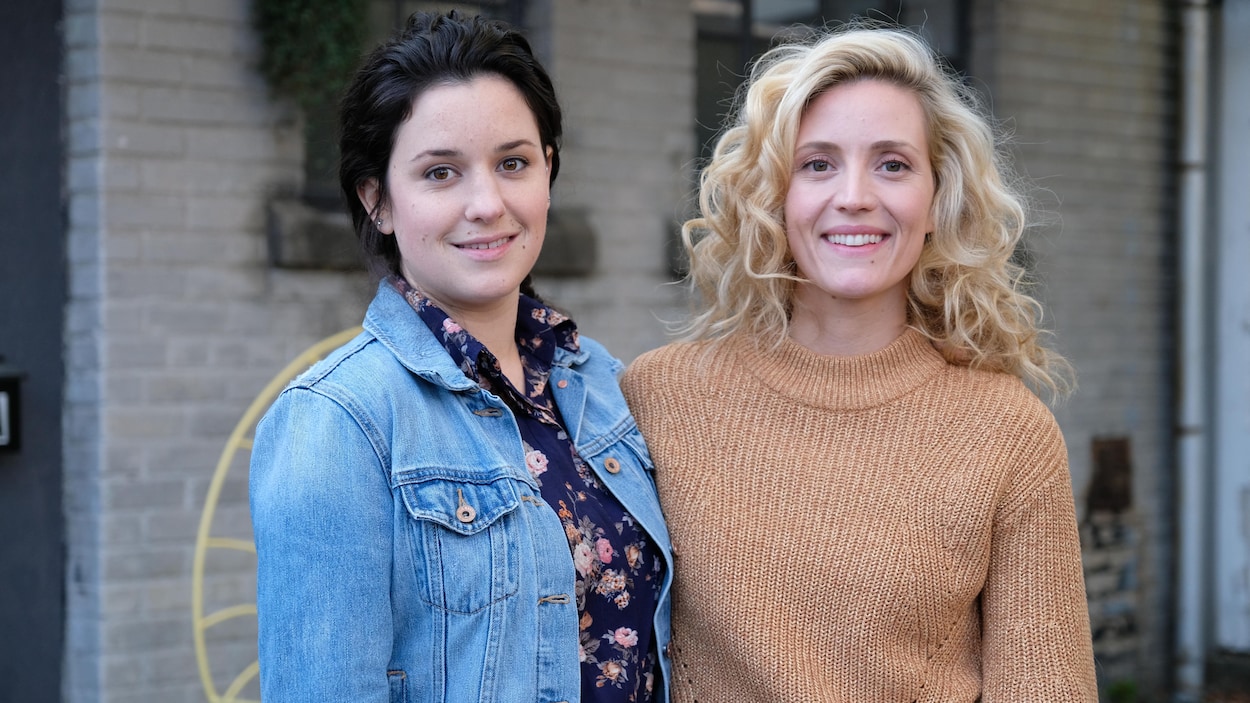 Deux femmes souriantes. Deux femmes souriantes.