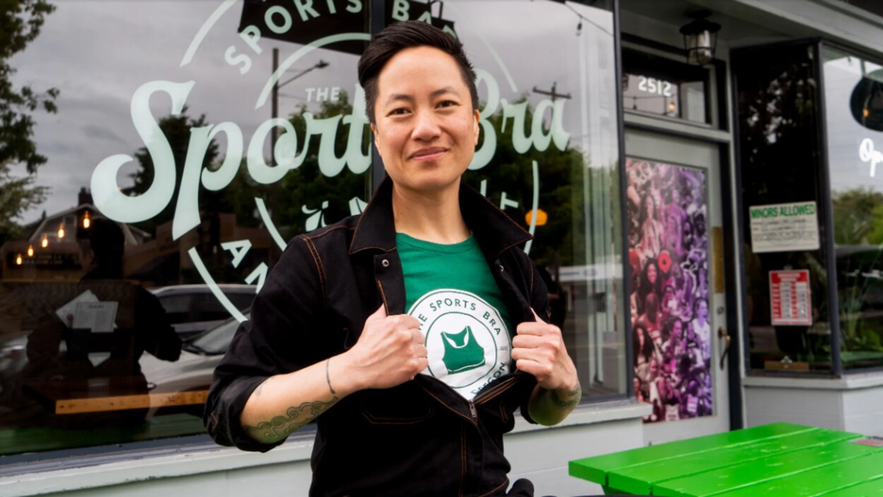 Jenny Nguyen est assise devant son bar, The Sports Bra