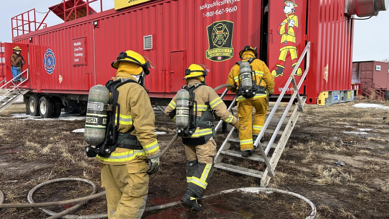 Les pompiers volontaires s’entraînent à combattre les feux