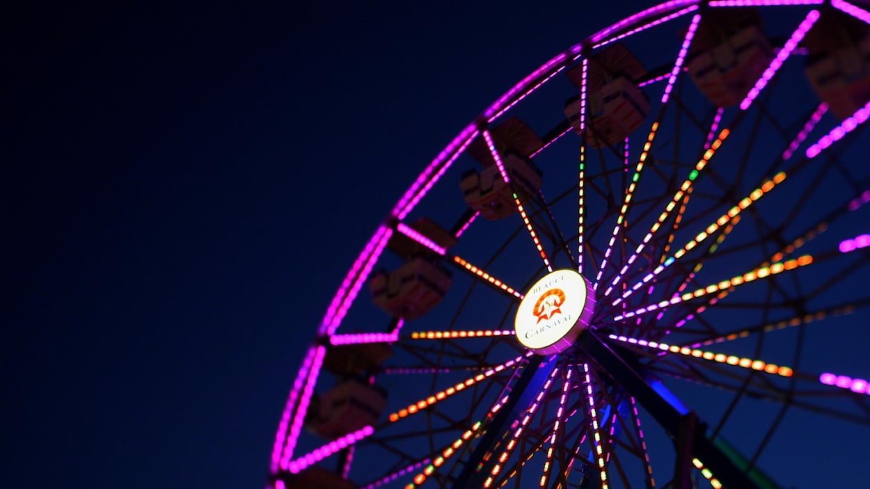 Une roue de manège sur un ciel de fin de soirée