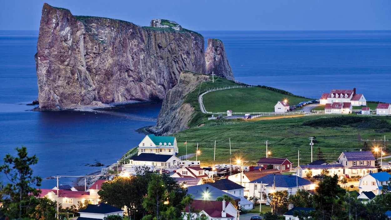 La ville de Percé avec le Rocher Percé en arrière-plan.